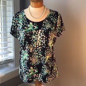 Cute little floral print on this sweet blouse